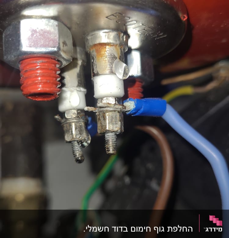 חיבורים חשמליים על דוד שמש עם חוטים צבעוניים